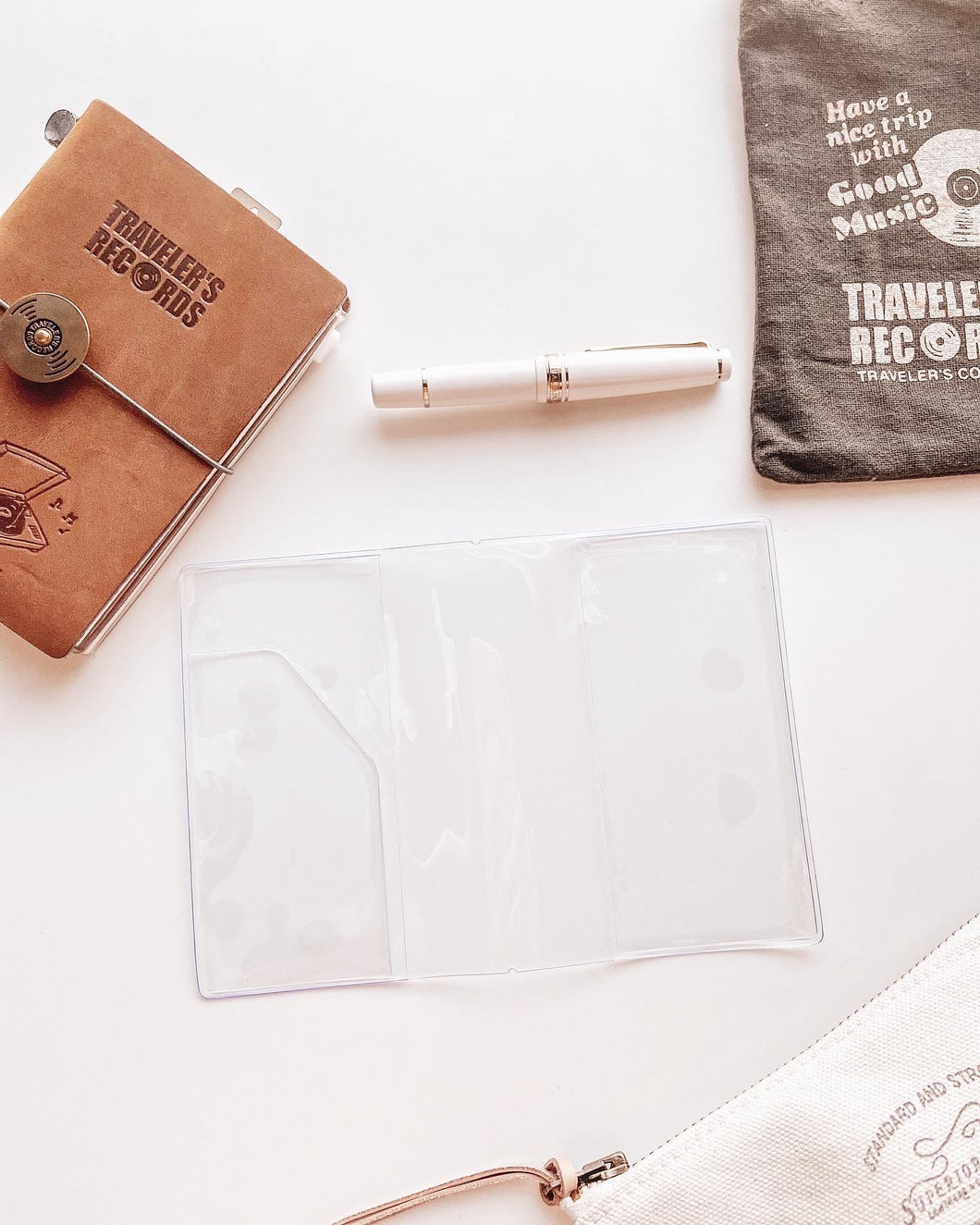 JD143 - Passport TN - Clear Vinyl Dashboards with secretarial pocket